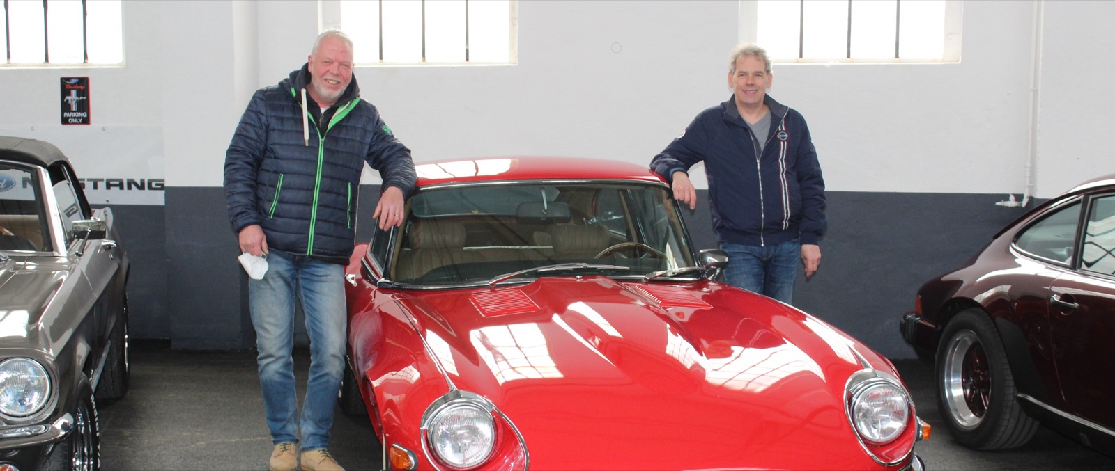 Die Gründer Volker Dittrich (links) und Ewald Vieth (rechts) am roten Jaguar E-Type