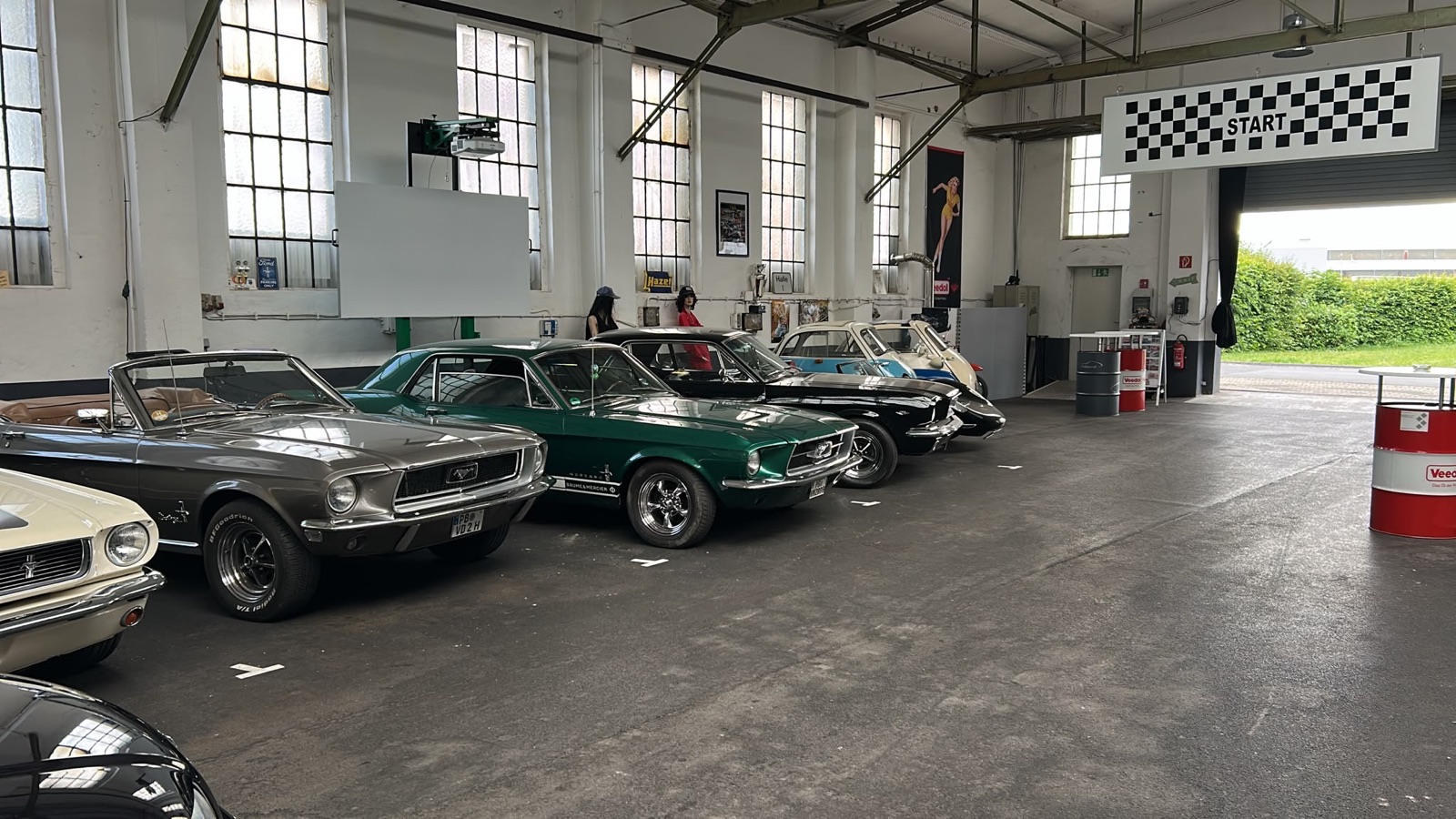 Ford Mustangs und US-Klassiker bei Tageslicht in der Halle