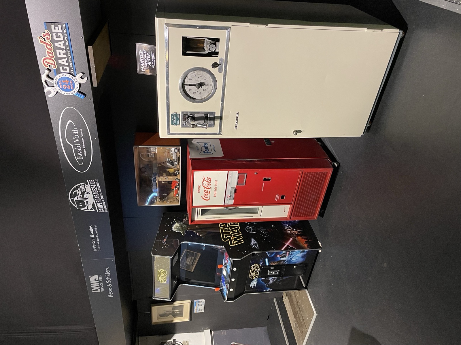 Retro-Ecke mit Arcade-Automat und Coca-Cola-Automat