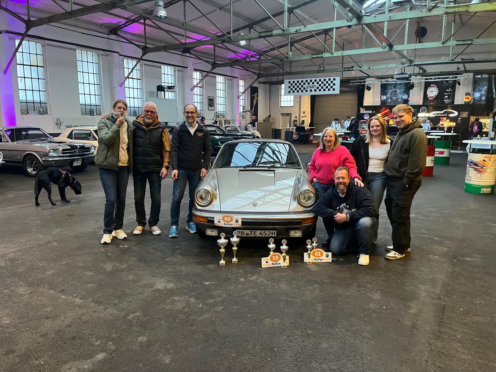 Treffen mit Mitgliedern, Porsche 911 und Pokalen